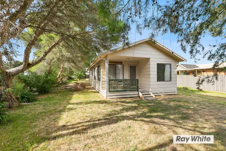 3 Leslie Avenue, Cowes VIC 3922