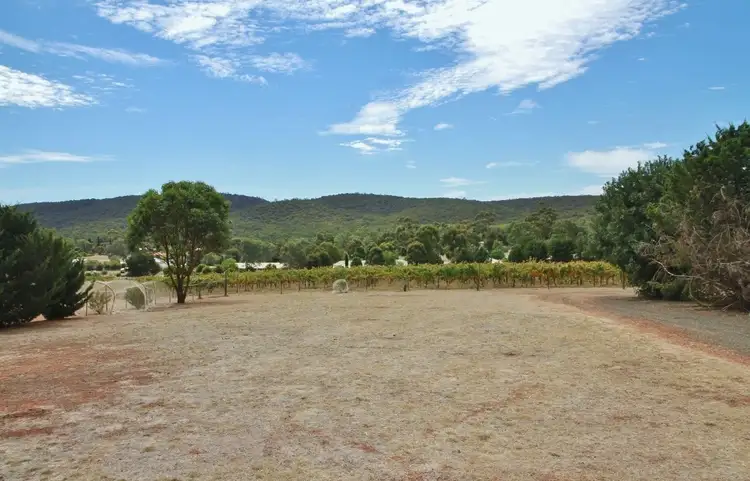 10 Ellis Road, Heathcote VIC 3523