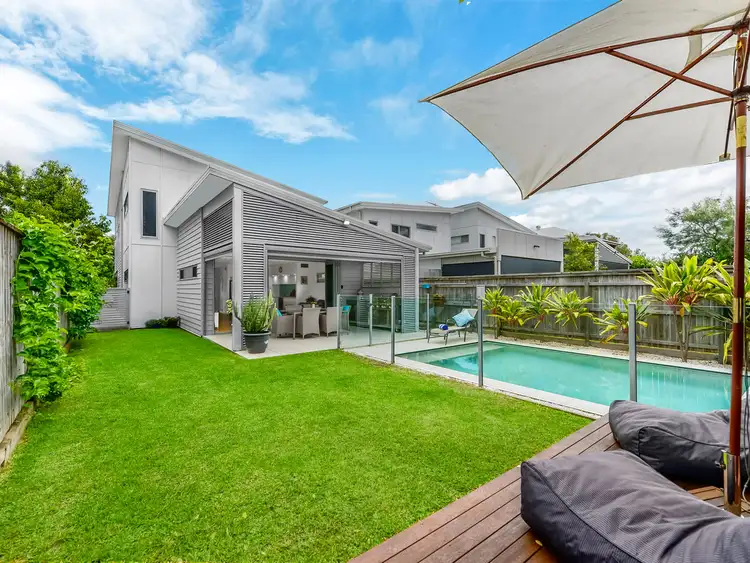 18 Melbourne Avenue, Camp Hill QLD 4152