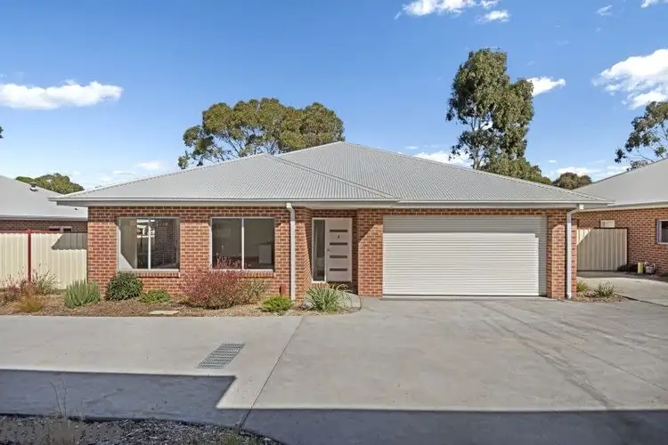 2/28 Gordon Crescent, Romsey VIC 3434