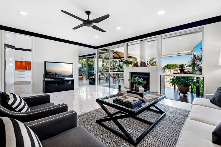 8 Andrew Avenue, Broadbeach Waters QLD 4218