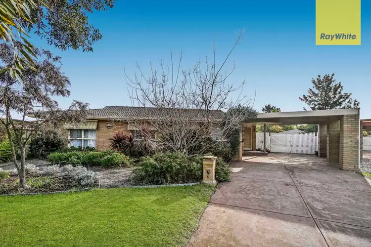 5 Gainsborough Place, Melton West VIC 3337