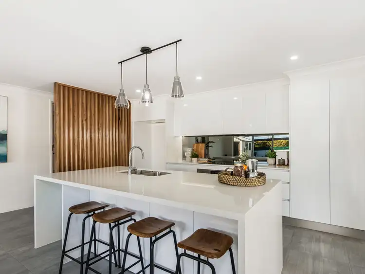 12 Kinloch Avenue, Benowa QLD 4217