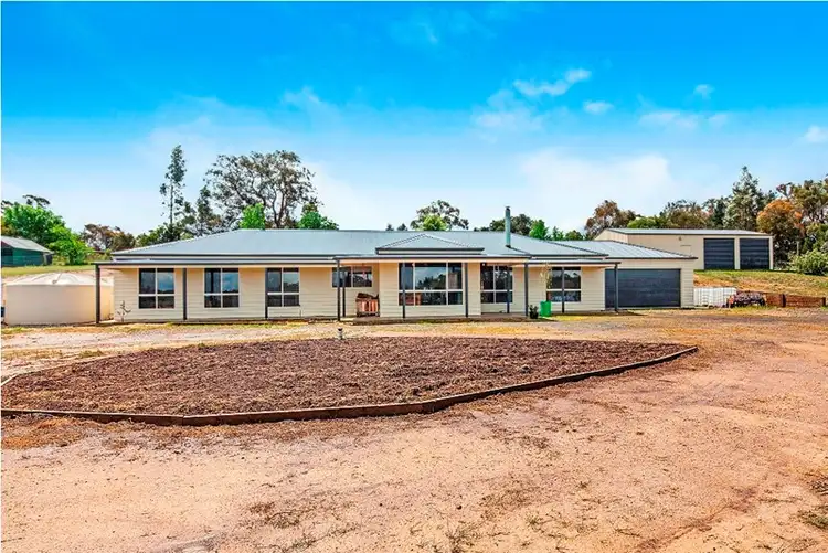 8 Banksia Court, Linton VIC 3360