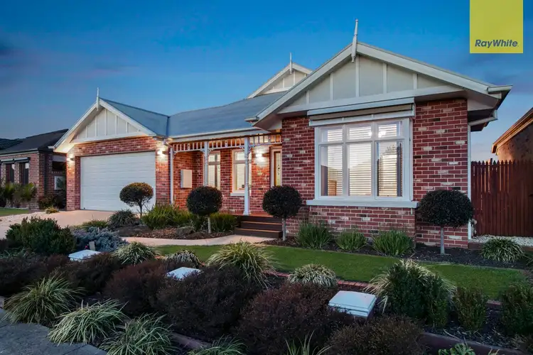 8 Lakeside Drive, Berwick VIC 3806