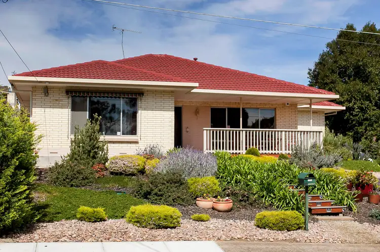 8 Medway Crescent, Rostrevor SA 5073
