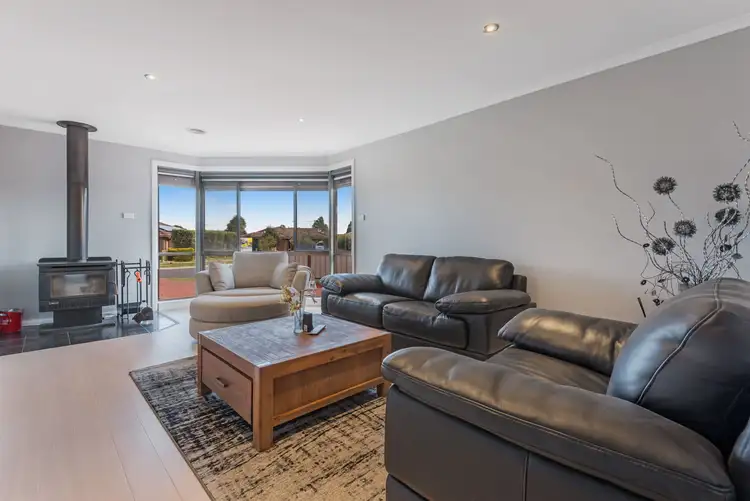 Second view of Homely house listing, 8 Finden Court, Craigieburn VIC 3064
