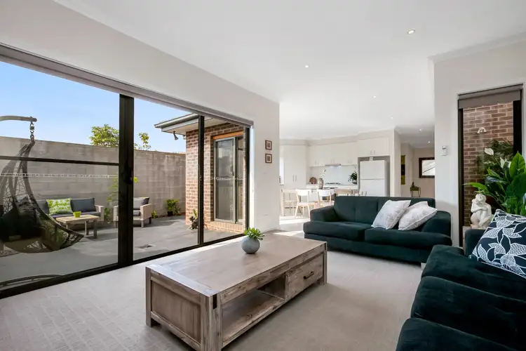 2/18 Maryborough Avenue, Kingsbury VIC 3083