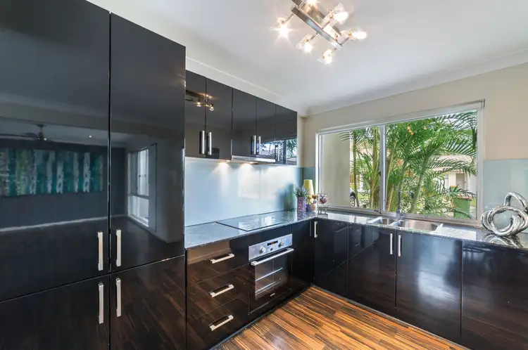 7/2 St Kevins Avenue, Benowa QLD 4217