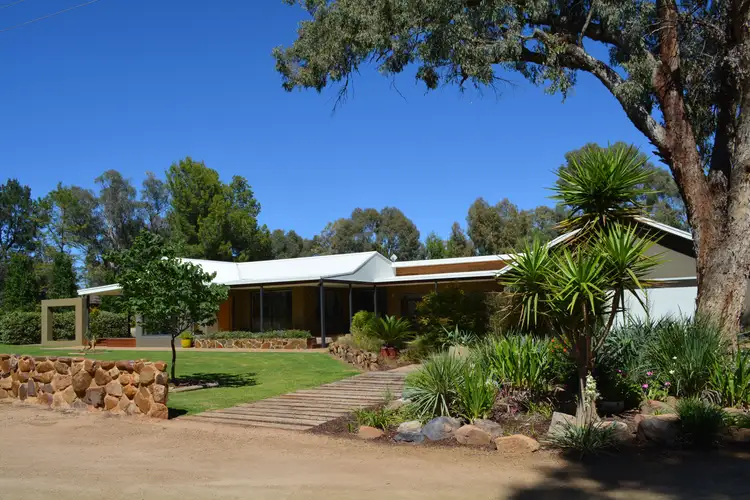 "Alkira" 202 Military Road, Parkes NSW 2870
