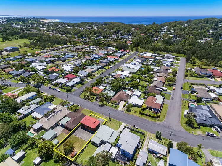 42 Sierra Avenue, Bateau Bay NSW 2261