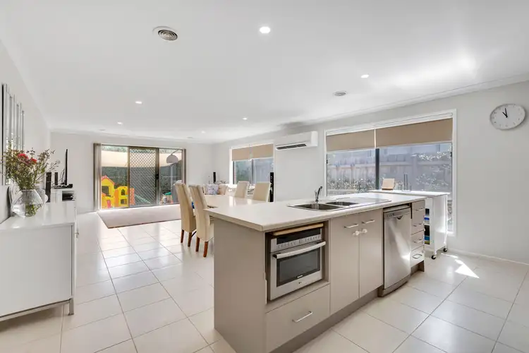 8 Eden Avenue, Skye VIC 3977