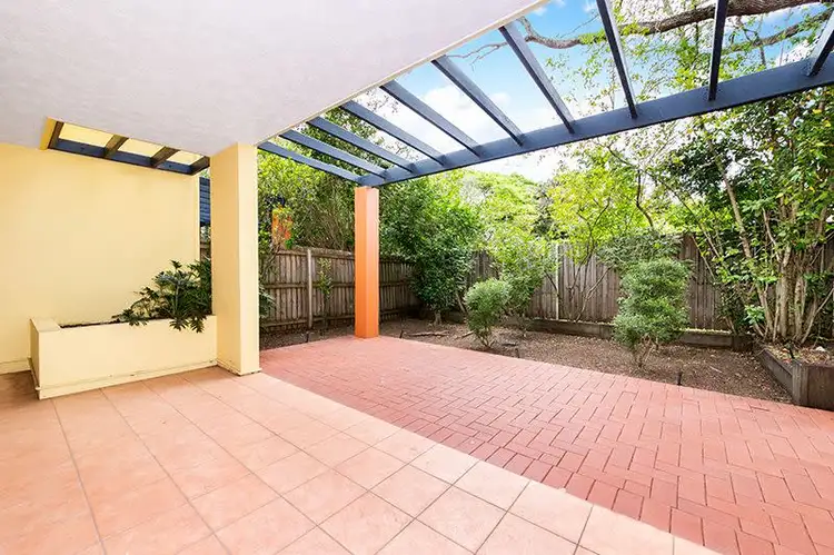 2/87 Victoria Terrace, Greenslopes QLD 4120