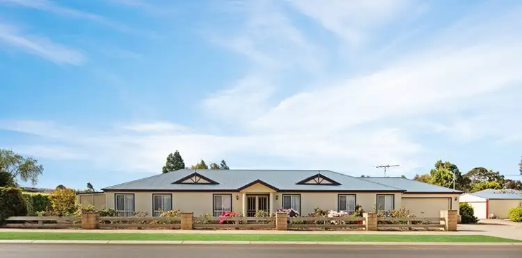 132 Barry Street, Romsey VIC 3434