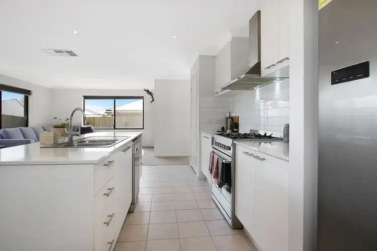 Fifth view of Homely house listing, 2 Ruthven Circuit, Wodonga VIC 3690