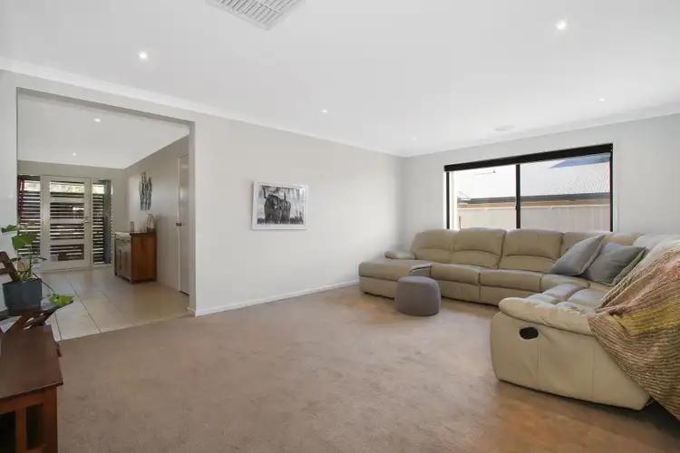 Seventh view of Homely house listing, 2 Ruthven Circuit, Wodonga VIC 3690