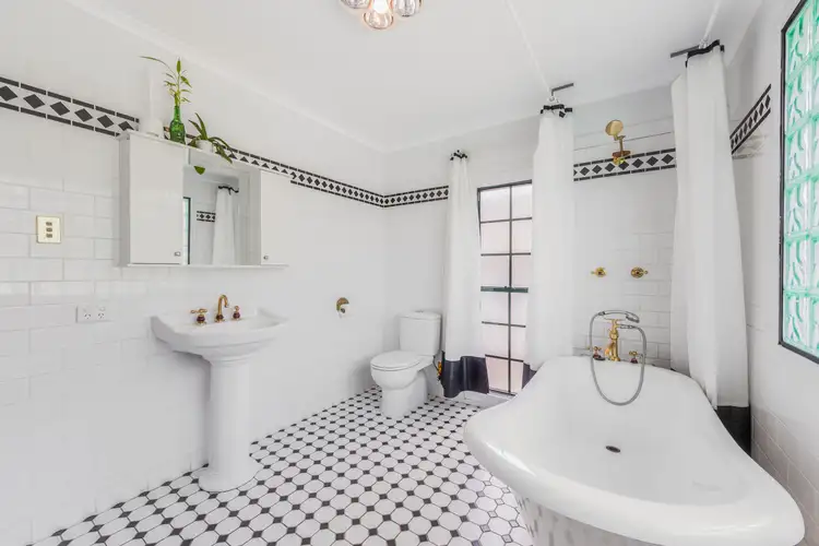 30 Bernays Road, Wynnum West QLD 4178