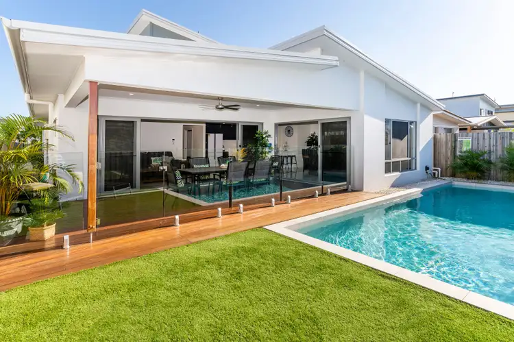 16 Beacon Lane, Hope Island QLD 4212