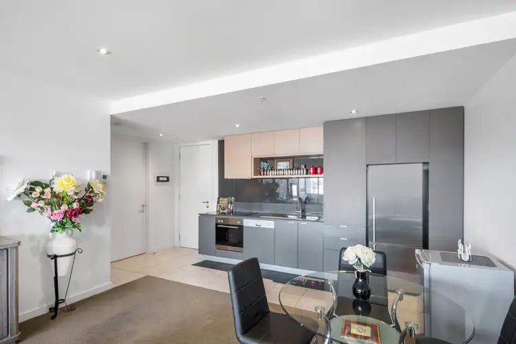 Second view of Homely house listing, 15/12 Crefden Street, Maidstone VIC 3012