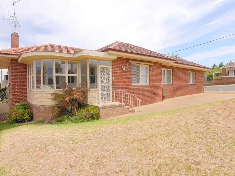 10 Lachlan Street, Cowra NSW 2794
