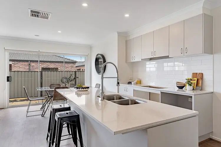 Fifth view of Homely house listing, 15 Featherwood Crescent, Craigieburn VIC 3064