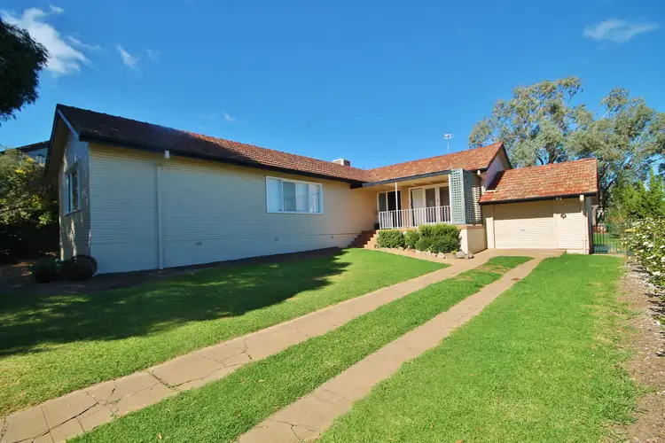 16 Karabah Avenue, Young NSW 2594