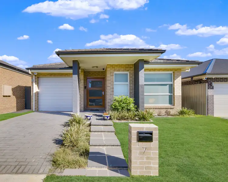 7 Grantham Crescent, Denham Court NSW 2565
