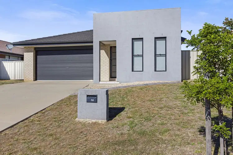 16A Warwick Road, Tamworth NSW 2340