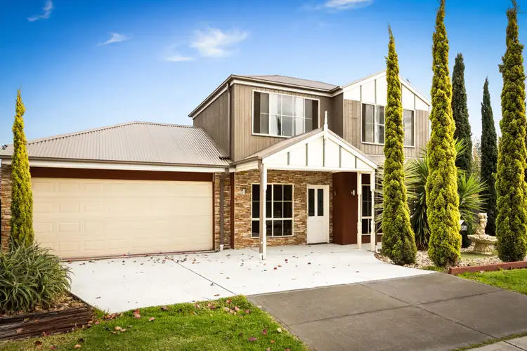 8 Lawrence Close, Pakenham VIC 3810