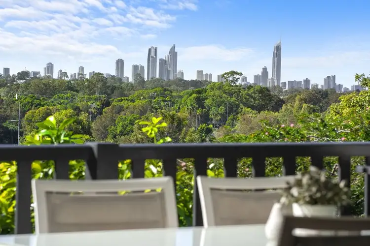 4 Summit Crescent, Carrara QLD 4211
