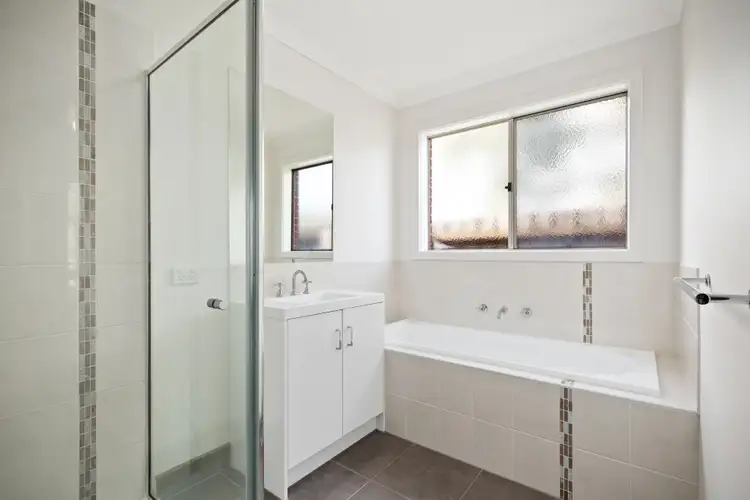 Fifth view of Homely unit listing, 31 Shakespeare Court, Drouin VIC 3818