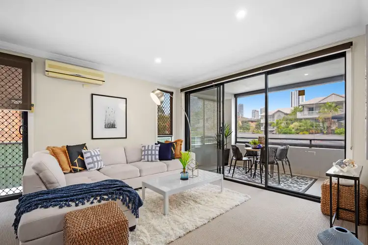 2/9 Rosewood Avenue, Broadbeach QLD 4218