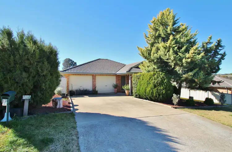 13 Hargreaves Crescent, Young NSW 2594