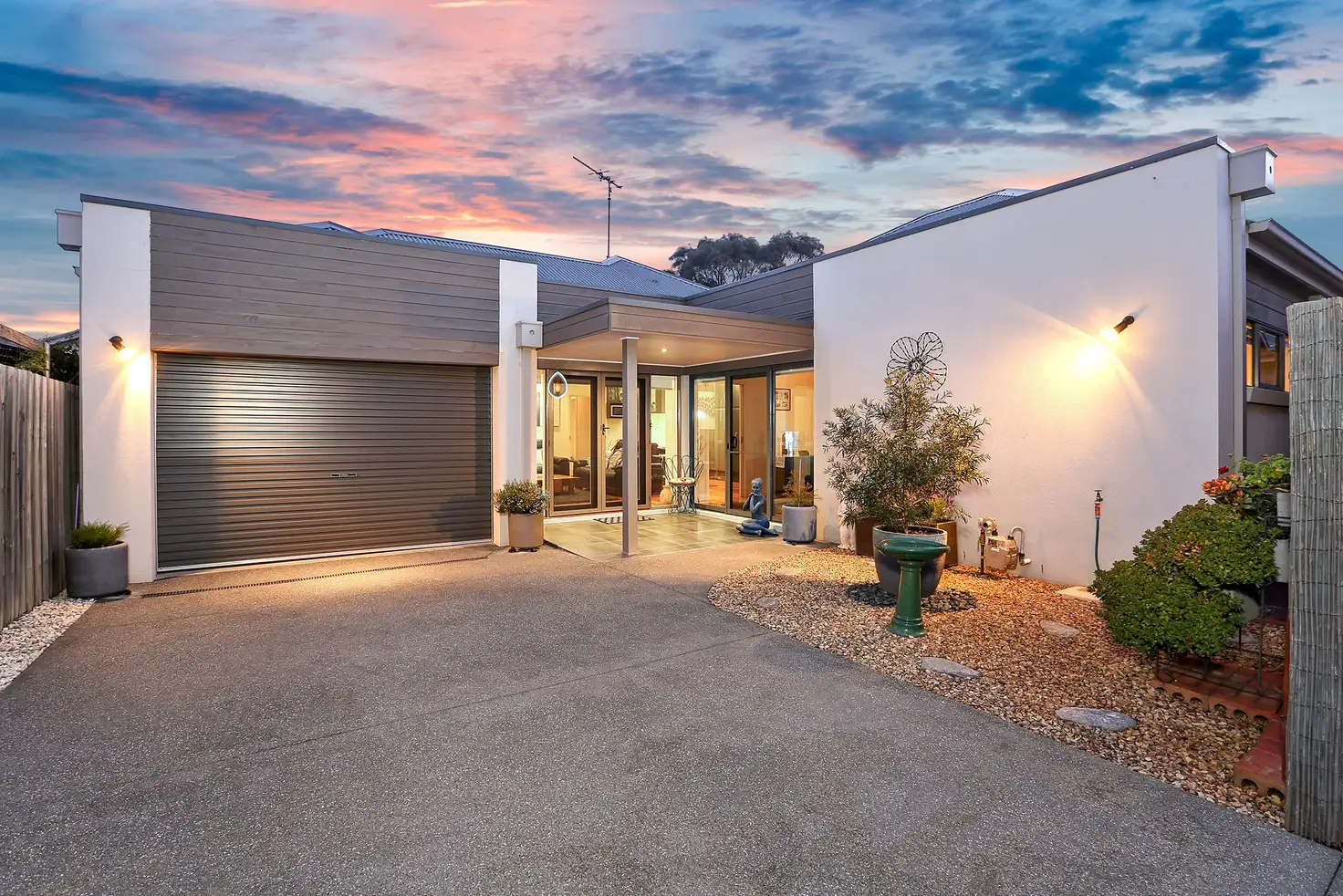Main view of Homely townhouse listing, 2/129 Roslyn Road, Belmont VIC 3216