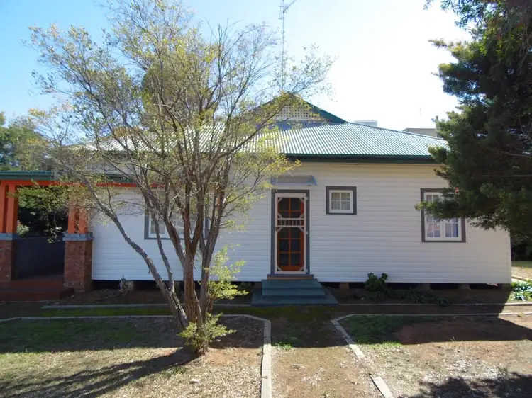 10 Mingelo Street, Peak Hill NSW 2869