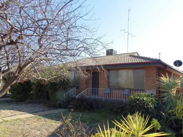 4 Downes Crescent, Parkes NSW 2870