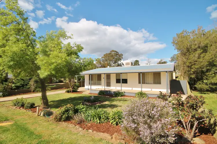 16 Briggs Street, Young NSW 2594