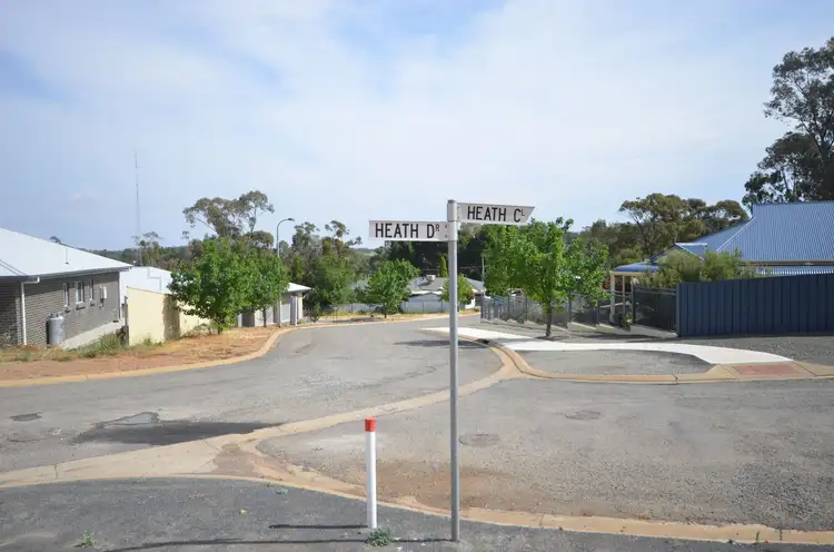 6 Heath Close, Clare SA 5453
