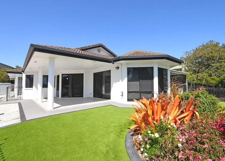 74 Esplanade, Point Vernon QLD 4655