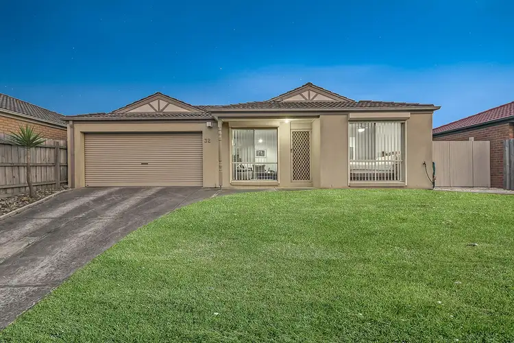 32 Oakland Drive, Hampton Park VIC 3976
