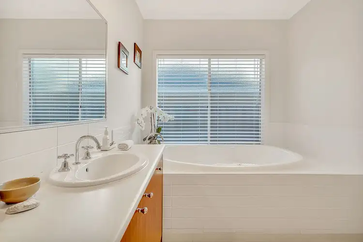 Seventh view of Homely house listing, 10 Oakville Place, Craigieburn VIC 3064