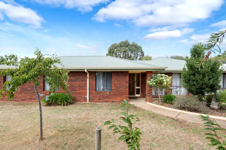40 White Avenue, Romsey VIC 3434