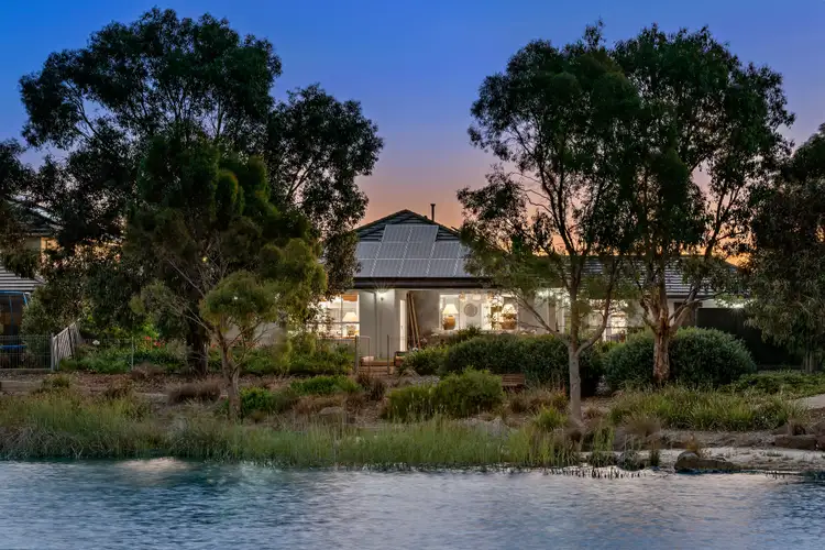 8 Mulga Lane, Waterways VIC 3195