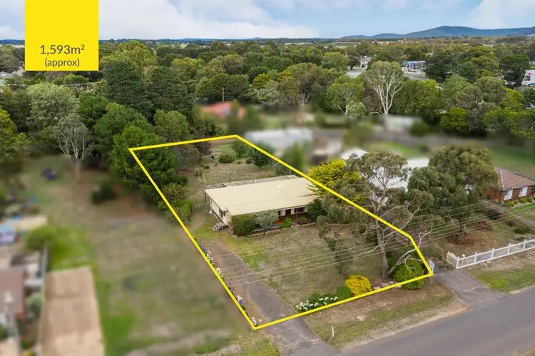 6B White Avenue, Romsey VIC 3434