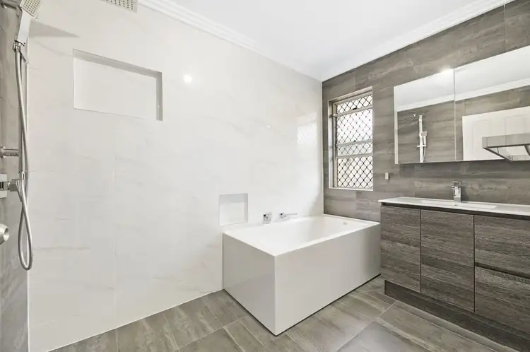 11 Fanning Court, Pacific Pines QLD 4211