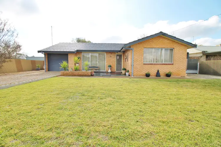 27 Trafalgar Street, Young NSW 2594