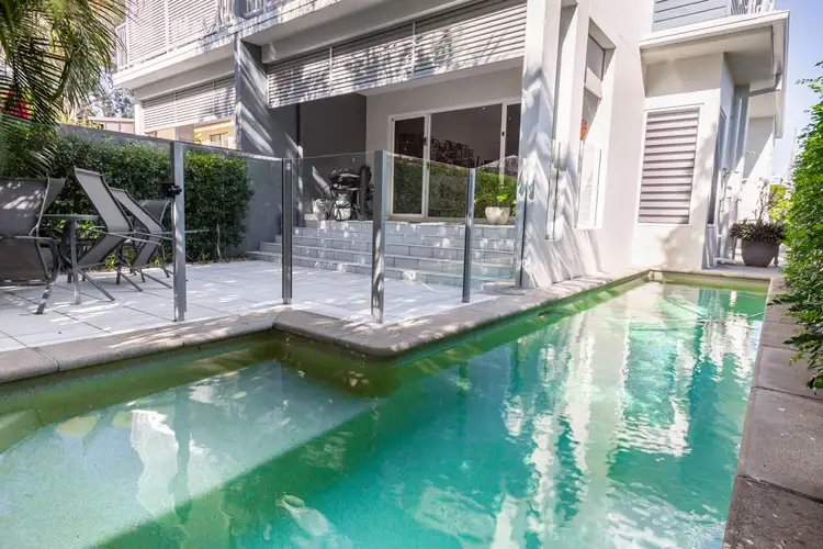 2/5 Muscovey Avenue, Paradise Point QLD 4216