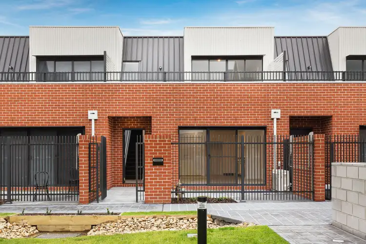 8 Patena Walk, Pakenham VIC 3810