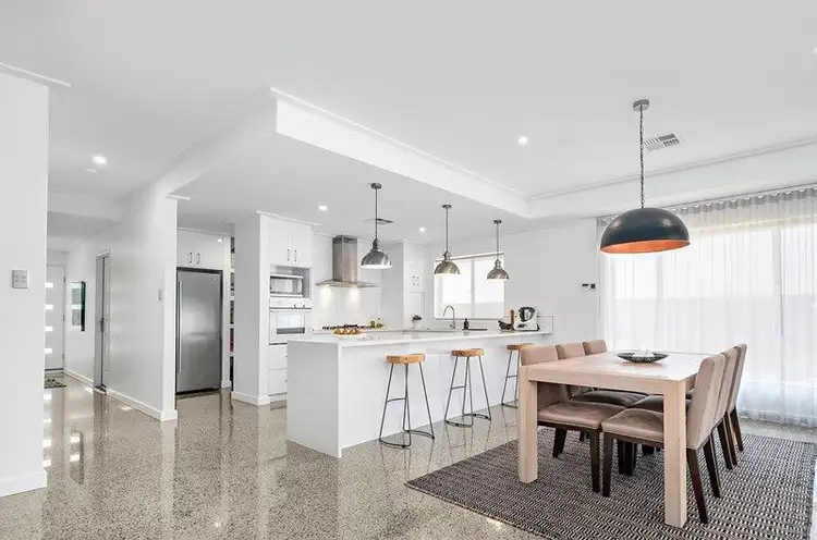 10 Doreen Pass, Wandina WA 6530