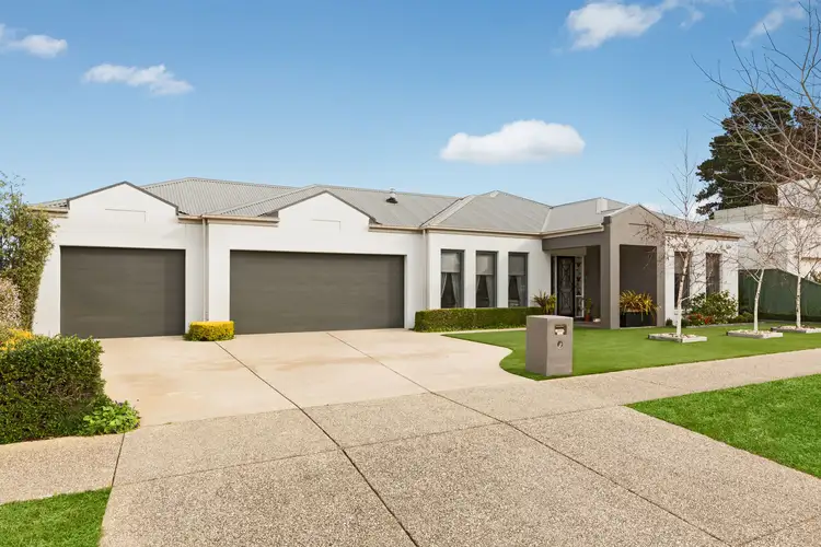 33 St Chester Avenue, Lake Gardens VIC 3355